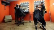 Tidak Miliki Tangan, Pria Ini Sukses Jadi Tukang Cukur Rambut