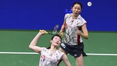 Di gim kedua pertandingan berjalan lebih sengit. Greysia/Apriyani bisa meraih lima poin beruntun, sedangkan Matsumoto/Nagahara hanya empat poin beruntun. Tetapi pasangan Jepang itu lebih beruntung dan bisa menutup gim kedua dengan kemenangan 23-21. (AFP PHOTO / Johannes EISELE)