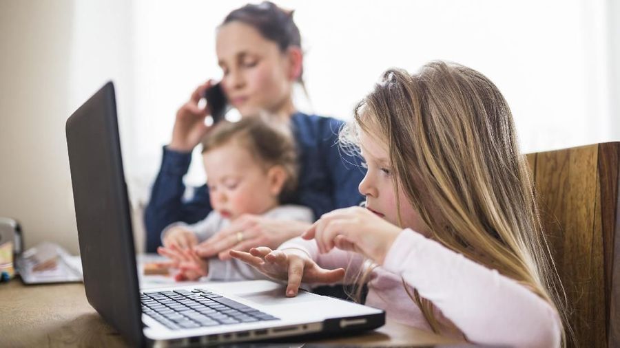 anak kecil main laptop