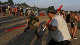 Setiap tahunnya sekitar 30 band tampil di Festival yang dibagi ke dua panggung ini. Dari sore hari hingga subuh festival ini menggaungkan musik rock ke segala penjuru.(REUTERS/Kacper Pempel)