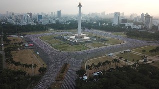 Menggapai Puncak Monas dengan Cara Baru