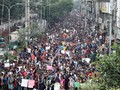 FOTO: Bus Tabrak Lari Remaja, Mahasiswa Bangladesh Murka