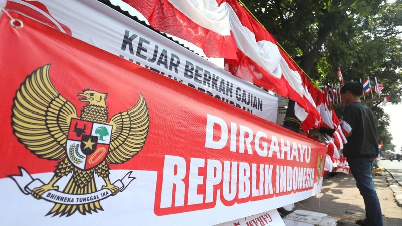 Berbagai macam bendera dan pernak pernik di jual dari harga Rp 20.000 hingga Rp 500.000.