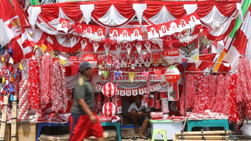 Berbagai macam bendera dan pernak pernik di jual dari harga Rp 20.000 hingga Rp 500.000.