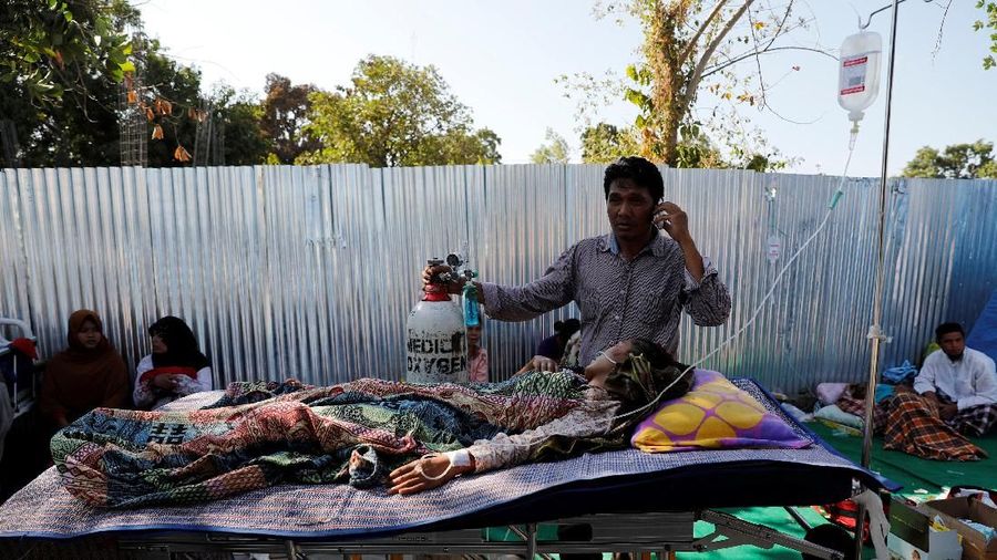 Rumah sakit utama di kota Tanjung di utara rusak berat, sehingga petugas sekitar mendirikan sekitar 30 tempat tidur di bawah pepohonan