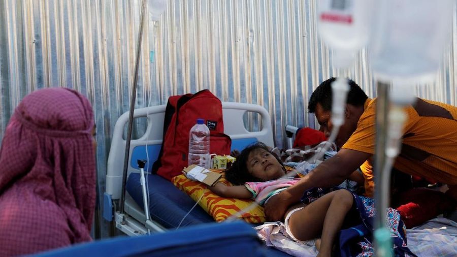 Rumah sakit utama di kota Tanjung di utara rusak berat, sehingga petugas sekitar mendirikan sekitar 30 tempat tidur di bawah pepohonan