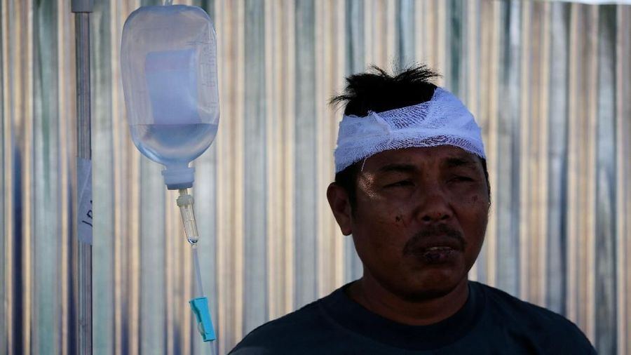 Rumah sakit utama di kota Tanjung di utara rusak berat, sehingga petugas sekitar mendirikan sekitar 30 tempat tidur di bawah pepohonan