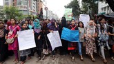 Demonstrasi berubah menjadi aksi kekerasan di wilayah Jigataia, Dhaka pada Sabtu (4/8). Lebih dari 100 orang luka-luka setelah polisi melepas peluru karet ke arah pengunjuk rasa. (REUTERS/Mohammad Ponir Hossain)