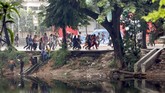 Seorang fotografer media internasional menjadi korban pemukulan. Liga Awami menyangkal terlibat dalam aksi pemukulan para mahasiswa. (REUTERS/Mohammad Ponir Hossain)