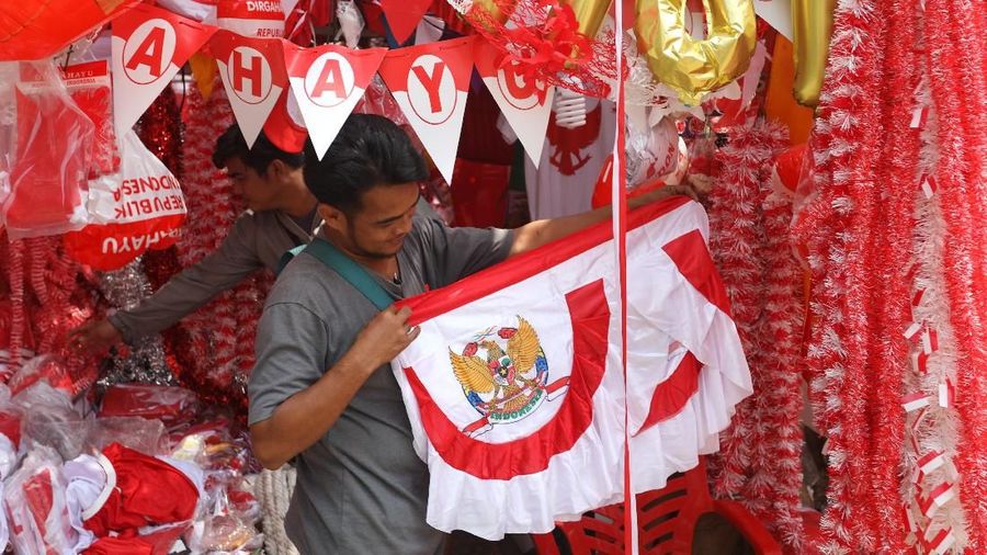 Berbagai macam bendera dan pernak pernik di jual dari harga Rp 20.000 hingga Rp 500.000.
