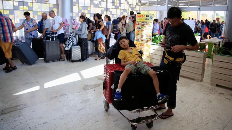 Gempa bumi yang mengguncang Lombok hari Minggu petang itu berkekuatan 7 SR dengan kedalaman sekitar 10 km yang terasa hingga ke Bali.
