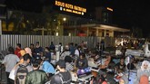 Pasien dievakuasi ke parkiran rumah sakit Kota Mataram pascagempa bumi berkekuatan 7 SR. Rumah sakit penuh dijejali warga korban gempa. ANTARA FOTO/Ahmad Subaidi/wpa/pras/18