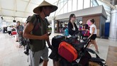 Bandara internasional Lombok tetap beroperasi pascagempa 7 SR Minggu (5/8). Para turis, baik domestik maupun asing, pun memadati bandara demi mengejar penerbangan ke luar Lombok, Senin (6/8).(AFP PHOTO / Adek BERRY)