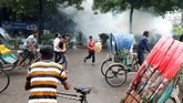 Puluhan pengunjuk rasa pun diserang oleh orang-orang yang diduga aktivis partai Liga Awami, sebagian membawa golok. (REUTERS/Mohammad Ponir Hossain)