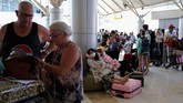 Kepanikan turis meninggalkan Lombok, pada saat masa tinggal mereka yang belum jatuh tempo, disebabkan beberapa alasan di antaranya trauma dan khawatir atas gempa susulan (REUTERS/Beawiharta)