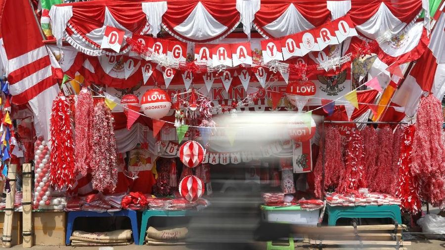 Berbagai macam bendera dan pernak pernik di jual dari harga Rp 20.000 hingga Rp 500.000.