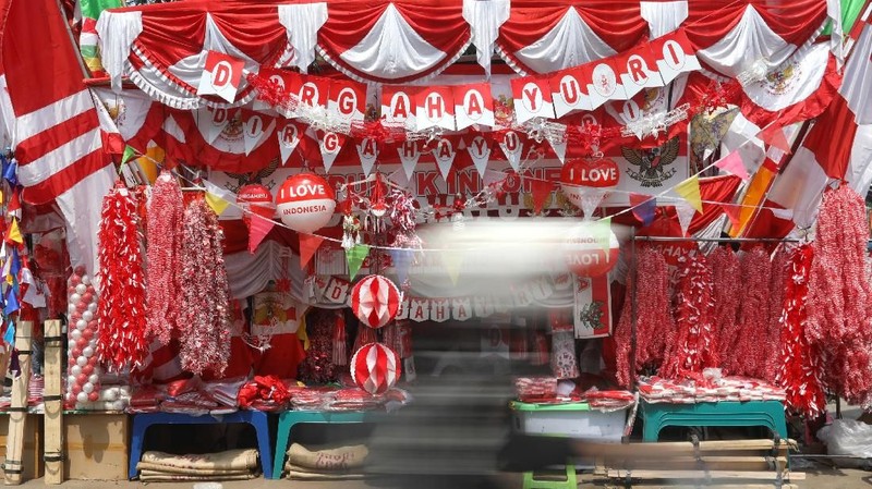 Berbagai macam bendera dan pernak pernik di jual dari harga Rp 20.000 hingga Rp 500.000.
