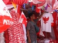 Jelang HUT RI, Pedagang Bendera Menjamur di Trotoar Jalan