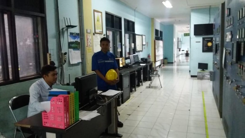 Para petugas PLN yang bersiaga juga tetap mengantisipasi dampak gempa yang terjadi sehingga pemantauan di beberapa titik dilakukan secara remote.