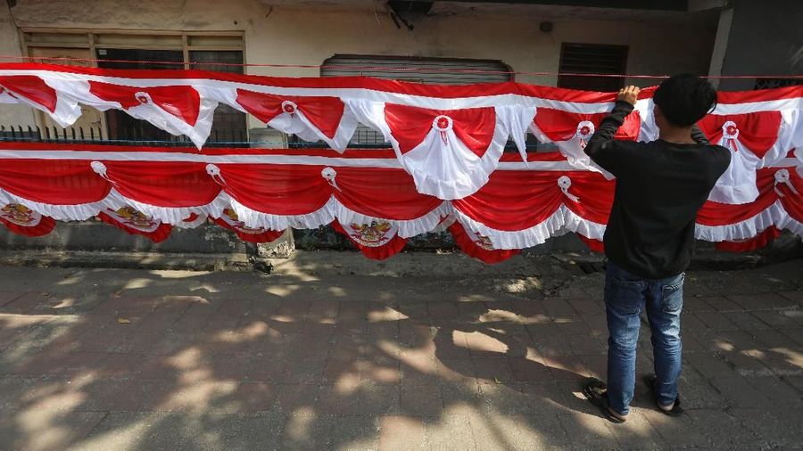 Berbagai macam bendera dan pernak pernik di jual dari harga Rp 20.000 hingga Rp 500.000.