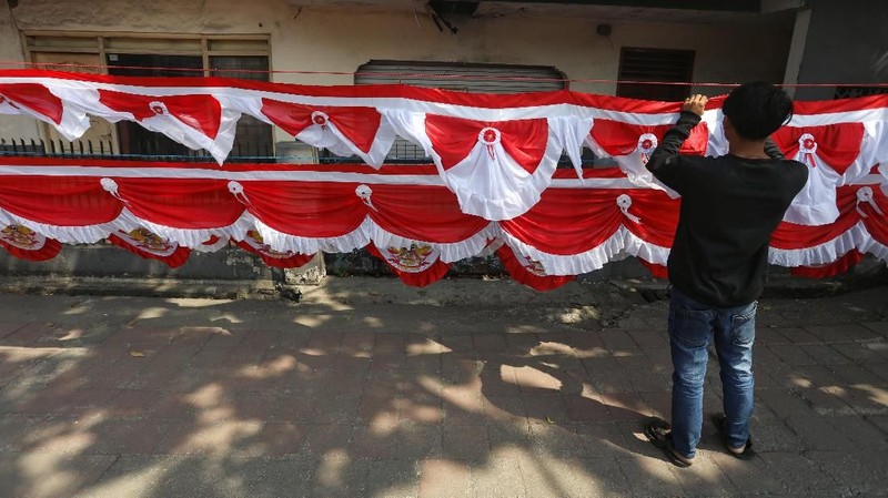 Berbagai macam bendera dan pernak pernik di jual dari harga Rp 20.000 hingga Rp 500.000.