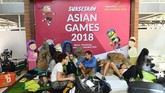 Menyelonjorkan kaki di lantai menjadi pilihan para turis ketika bandara internasional Lombok dipadati orang, terutama turis, yang ingin keluar dari Lombok pascagempa 7 SR, Minggu (5/8). (AFP PHOTO / Adek BERRY)