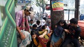 Akibatnya, puluhan ribu mahasiswa Bangladesh pun menggelar aksi protes menuntut keamanan di jalan raya. (REUTERS/Mohammad Ponir Hossain)