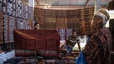 Motif-motif tenun ikat yang dijual pun bermacam-macam. Motif di dalamnya pun dianggap memiliki nilai filosofis tersendiri terkait kepercayaan dan adat istiadat masyarakat. (ANTARA FOTO/Aprillio Akbar)