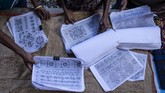 Pasar ini menjual kain tenun ikat hasil kerajinan tangan yang dibuat dengan mesin tenun tradisional. (ANTARA FOTO/Aprillio Akbar)