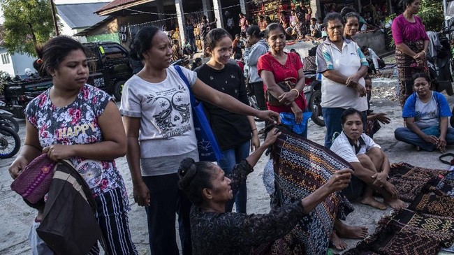 FOTO Menenun Cerita Kain Tenun Ikat di Pasar Alok