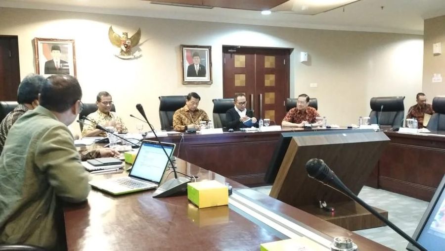 Kepala Staf Kepresidenan Moeldoko membantah pembangunan infrastruktur digunakan sebagai alat untuk mendapatkan suara di Pilpres 2019.
