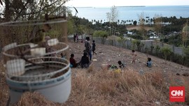 FOTO: Mereka yang Bertahan di Bukit Pengungsian Lombok