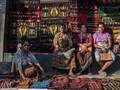 FOTO: 'Menenun' Cerita Kain Tenun Ikat di Pasar Alok