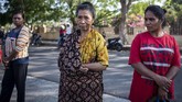 Berbagai kain tenun ikat beraneka corak, motif, dan warna menghiasi sudut pasar Alok. Kainnya pun dijual dengan harga mulai Rp50 ribu hingga jutaan rupiah. (ANTARA FOTO/Aprillio Akbar)
