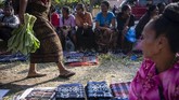 Pembeli yang berkunjung ke pasar tersebut pun datang dari berbagai daerah mulai dari warga lokal, wisatawan domestik hingga mancanegara. (ANTARA FOTO/Aprillio Akbar)