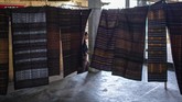 Bagi masyarakat setempat kain tenun ikat biasanya digunakan sebagai pakaian sehari-hari, mas kawin, upacara adat, dan ritual keagamaan. (ANTARA FOTO/Aprillio Akbar)