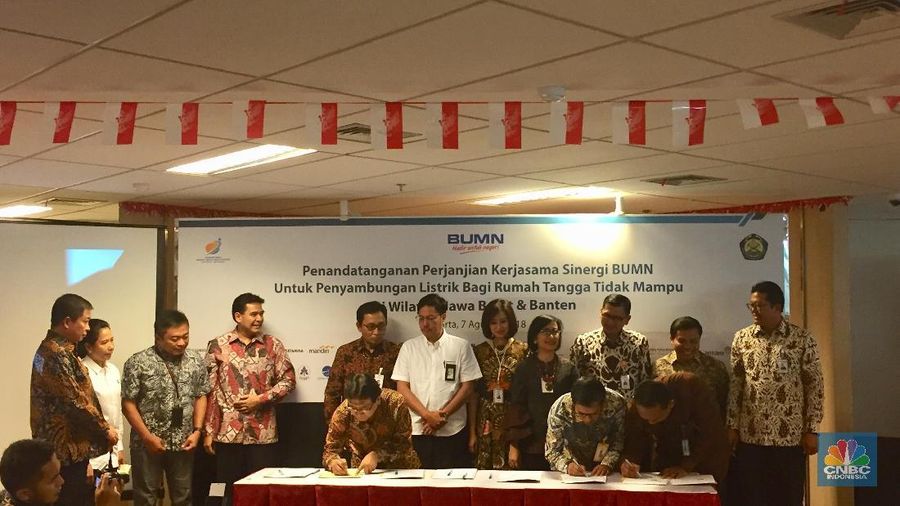 35 BUMN gotong royong mensponsori pemasangan listrik untuk masyarakat tidak mampu di Jawa Barat