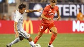 Gelandang Roma Lorenzo Pellegrini berduel berebut bola dengan bek Madrid Marcos Llorente. Baik Pellegrini dan Llorente sama-sama menjadi pemain pengganti dalam laga tersebut. (Noah K. Murray-USA TODAY Sports)