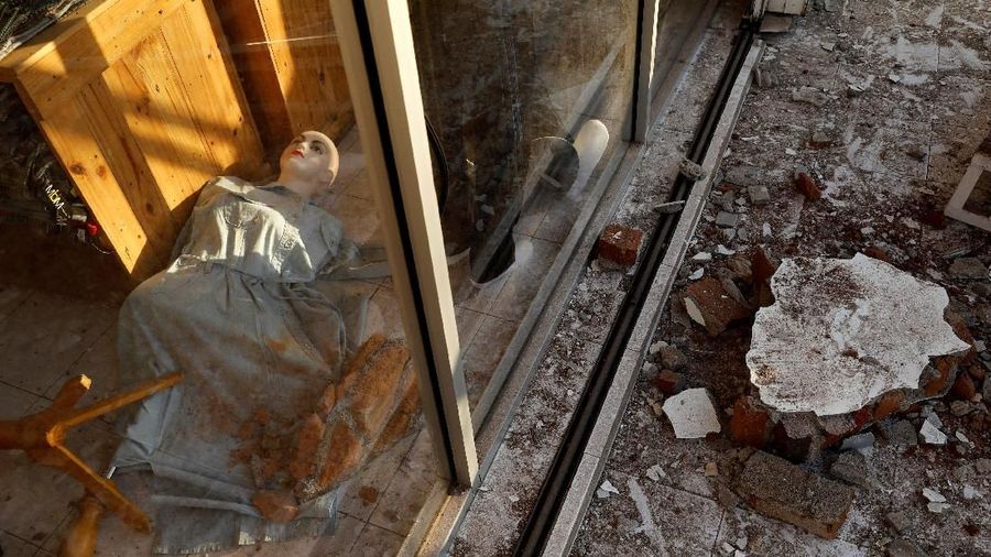 Gempa, yang menewaskan lebih dari 130 orang dan mendorong ribuan wisatawan untuk pergi.