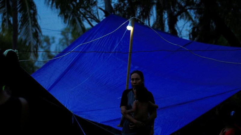 Gempa, yang menewaskan lebih dari 130 orang dan mendorong ribuan wisatawan untuk pergi.
