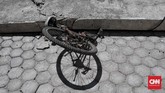 Sepeda yang tertimpa tembok reruntuhan pasca Gempa 7.0 SR. Gili Trawangan jadi salah satu lokasi yang terdampak Gempa Lombok pada Minggu (6/8/2018). Ribuan wisatawan maupun penduduk lokal yang bermukim di sana pun terpaksa dievakuasi . Rabu, 8 Agustus 2018. CNN Indonesia/Andry Novelino