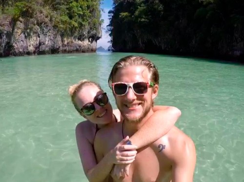 Pria Ini Jadi Viral Saat Foto Pacarnya di Pantai, Ada Hal Lucu Terjepret Pria Ini Jadi Viral Saat Foto Pacarnya di Pantai, Ada Hal Lucu Terjepret