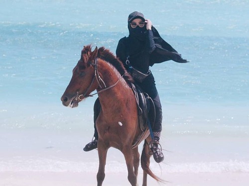 Uniknya Gaya Hijab Cadar Adik Taqi Malik Saat Traveling Uniknya Gaya Hijab Cadar Adik Taqi Malik Saat Traveling