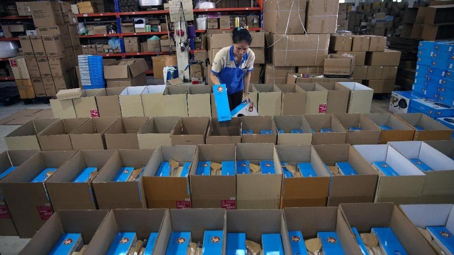 Perang dagang AS-China membuat biaya produksi industri di Negeri Tirai Bambu meningkat.