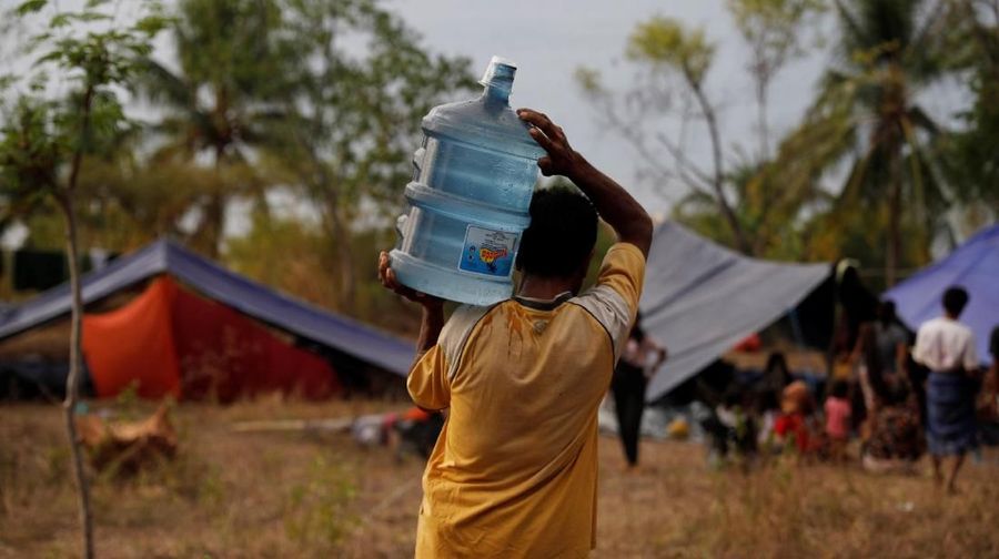 Gempa, yang menewaskan lebih dari 130 orang dan mendorong ribuan wisatawan untuk pergi.