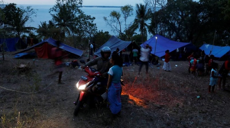Gempa, yang menewaskan lebih dari 130 orang dan mendorong ribuan wisatawan untuk pergi.