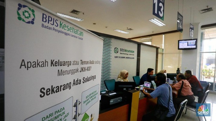 Warga mengantre di kantor cabang BPJS Kesehatan di Pasar Minggu, Jakarta Selatan, Kamis (9/8/2018). Pemerintah akan menyelamatkan BPJS Kesehatan dari defisit, termasuk opsi pengucuran dana alias bailout dari APBN sebesar Rp 5 triliun.