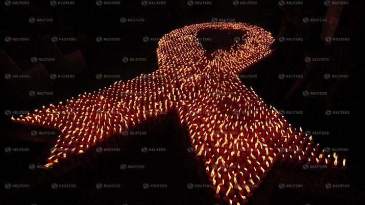 About 2880 candles are seen lit during a World AIDS Day event in Jakarta December 1, 2009. Fifty million women in Asia are at risk of being infected with HIV because of the risky sexual behaviour of their husbands or boyfriends, a report released by UNAIDS said in August. REUTERS/Dadang Tri (INDONESIA HEALTH ANNIVERSARY)