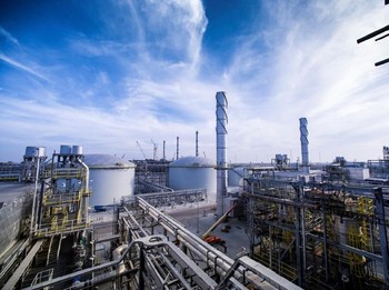 Rudal Balistik Iran Serang Kilang Minyak Arab Saudi & Irak