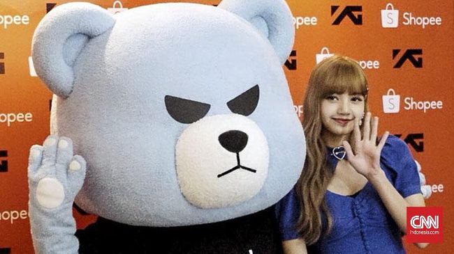 Lisa 'BLACKPINK' Kaget 'Dijemput' Fan di Bandara Indonesia